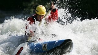 Haciendo surfing kayak